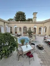Khaneye ma Traditional Hotel اقامتگاه خانه‌ی ما