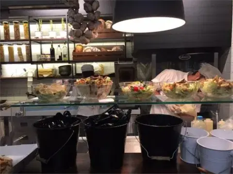 فود کورت سانا سنتر