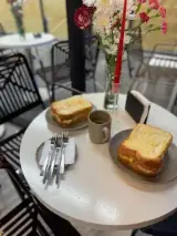 خانه نان و شیرینی درون