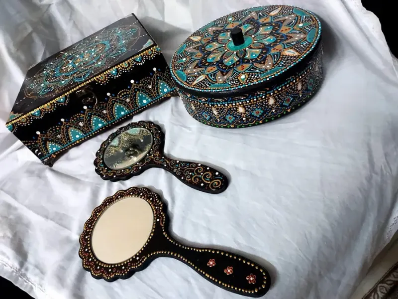 دیوارکوب و ظروف نقطه کوبی چوبی و سفالی