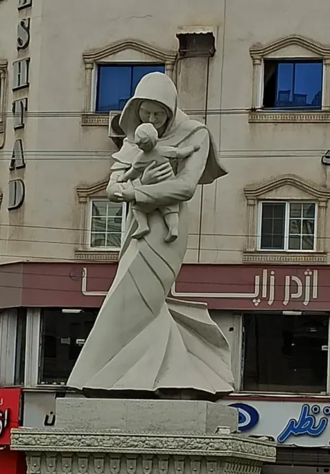 تندیس مادر