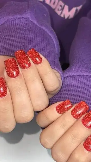خدمات کاشت ناخن مائده آذرشب