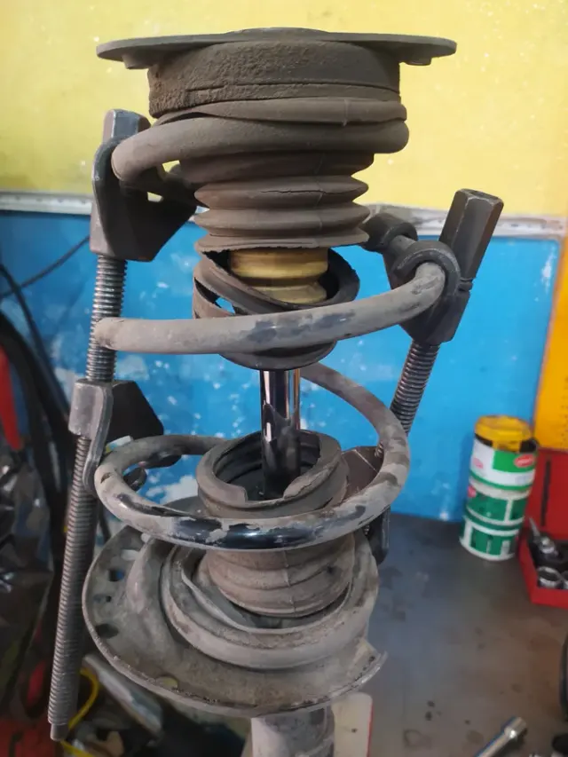 تعمیرگاه تخصصی رنو رجبی