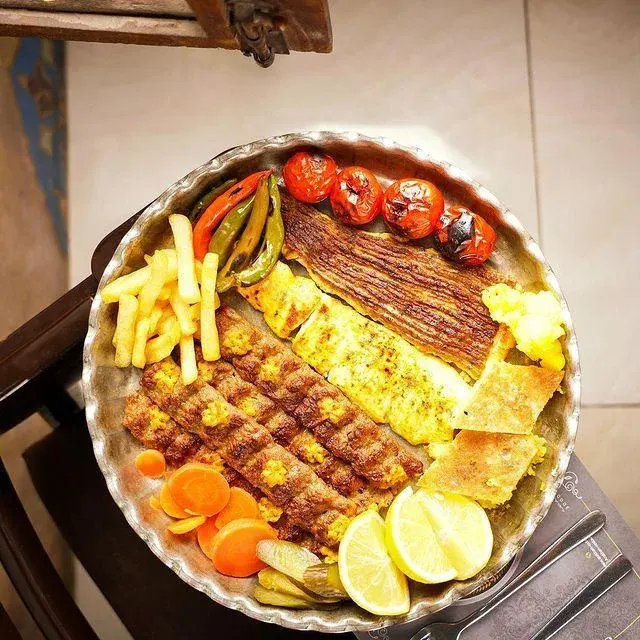 رستوران و سفره خانه آرا خوان