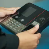 دستگاه زمان پرداز حضور و غیاب
