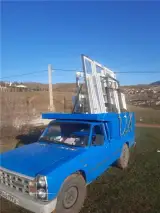 کارگر حمل شیشه به طبقات