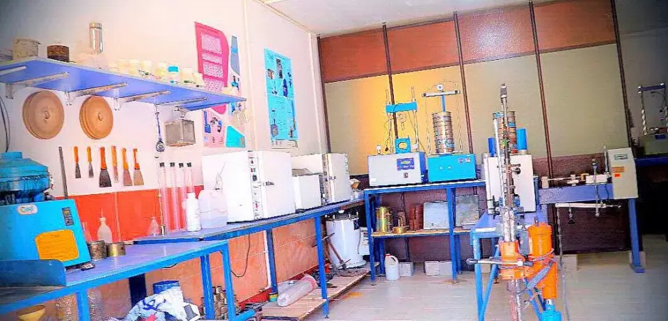 آزمایشگاه مکانیک خاک و بتن