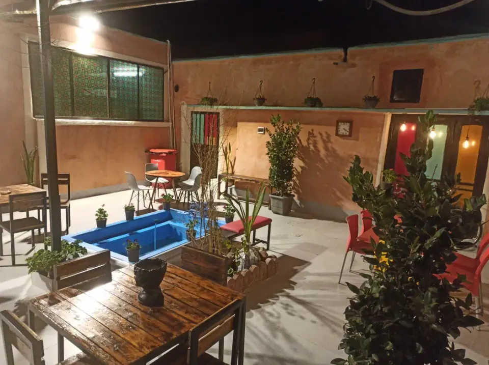 کافه کباب حیاط پدری در اصفهان