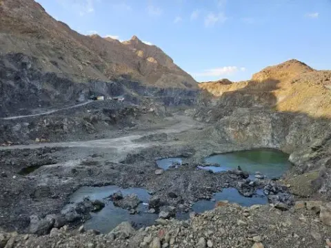 معدن سنگ آهن دلکن