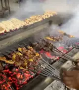 جگرکی و کتف و بال همراه با نان داغ