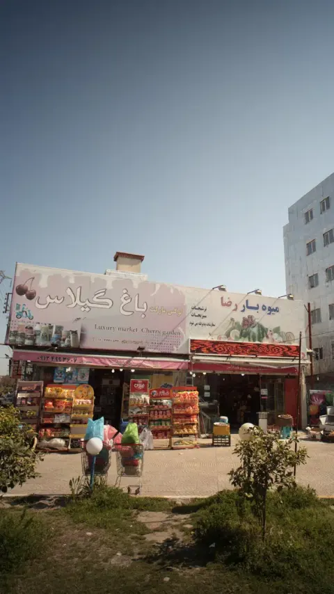 لوکس مارکت باغ گیلاس