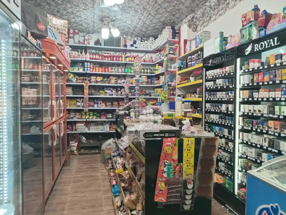 سوپرمارکت و کافه شبانه روزی هفت و چهار بختیاری