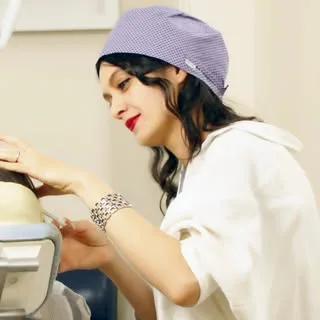 dr.farnaz.safakhah