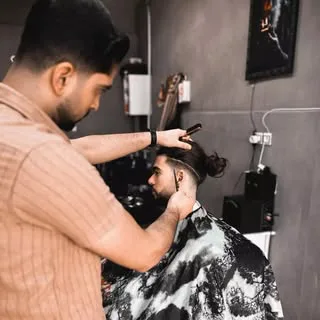 حسین غلامی  آرایشگر  مردانه