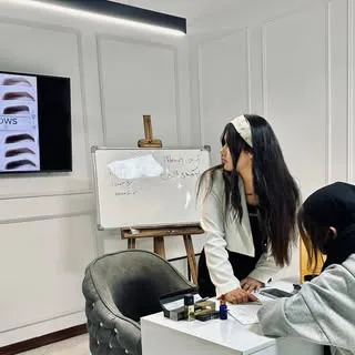 نازنین آهنگر آموزش و خدمات میکروبلیدینگ کرج