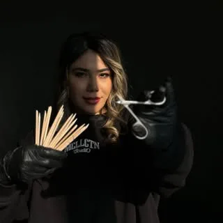 مرکز تخصصی ناخن، فرزانه باقری