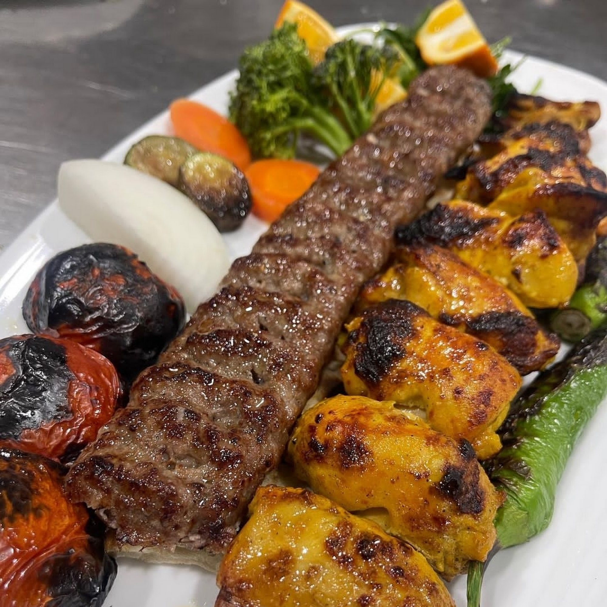 کافـه رستـوران بیـژن