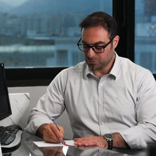 دکتر علی سعادت|جراح پلاستیک|پیکرتراشی|پروتز سینه|جراحی ببنی