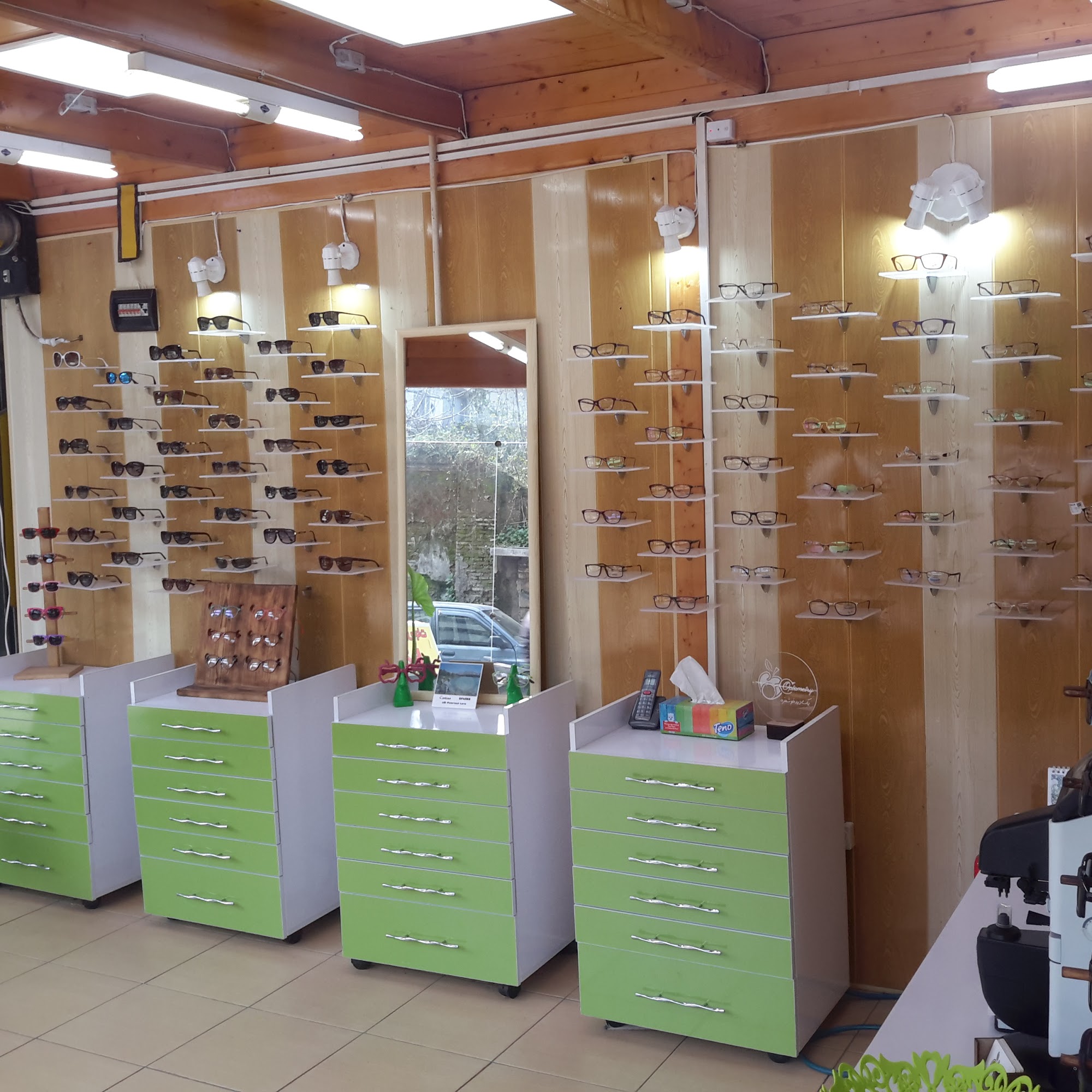عینک و بینایی سنجی سیب رودسر
