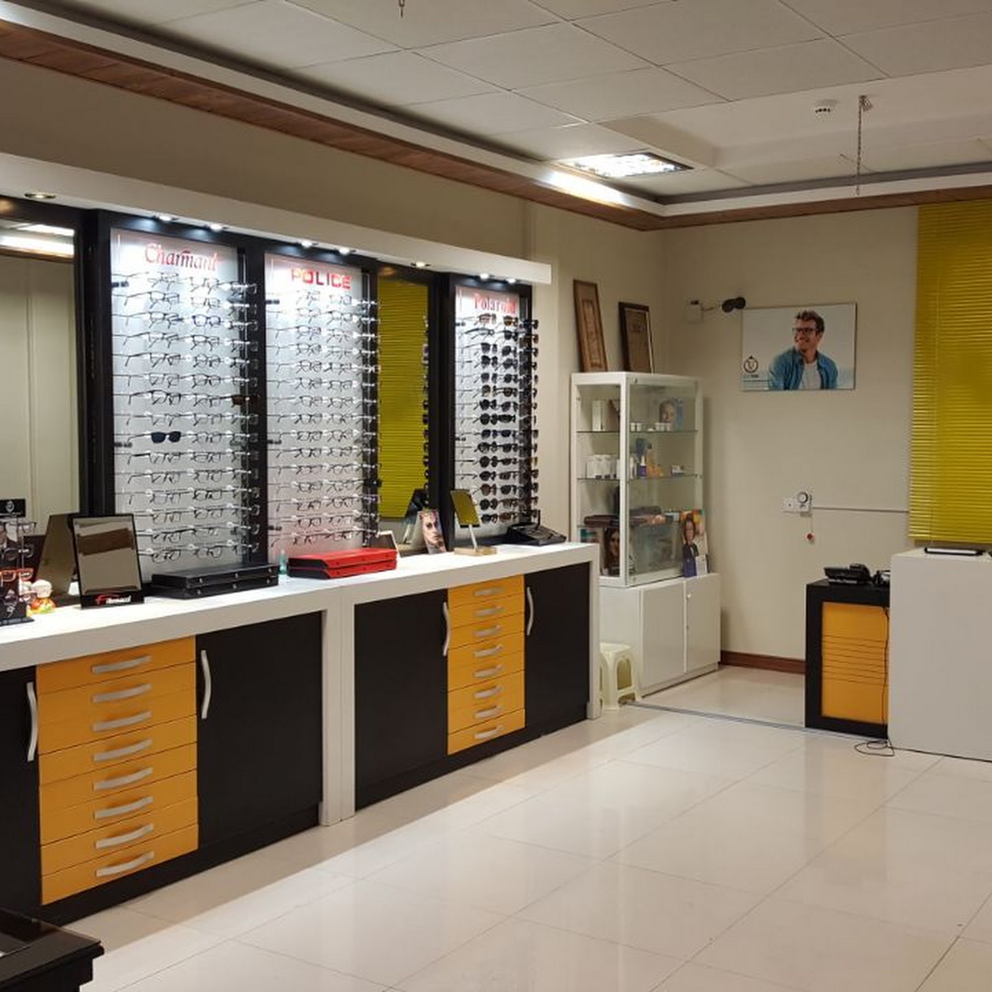 عینک طبی و بینایی سنجی بقراط