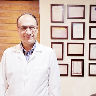 (دکترقاسمی نژاد (جراح و فوق تخصص چشم