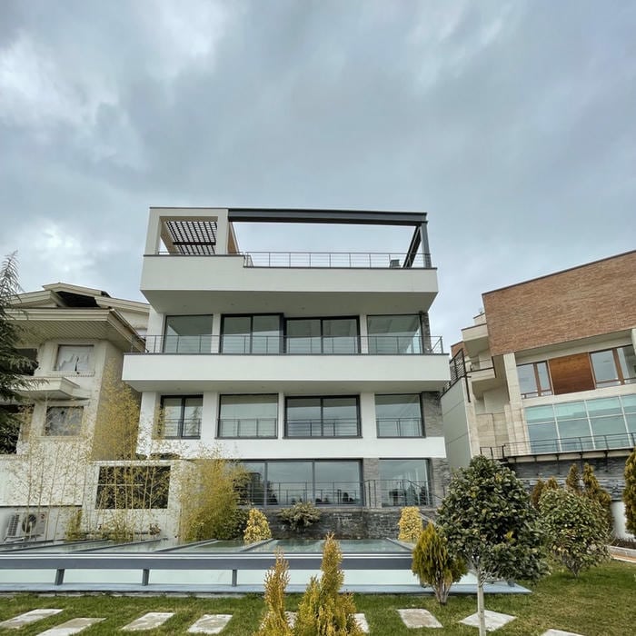 The company and the design of the villa