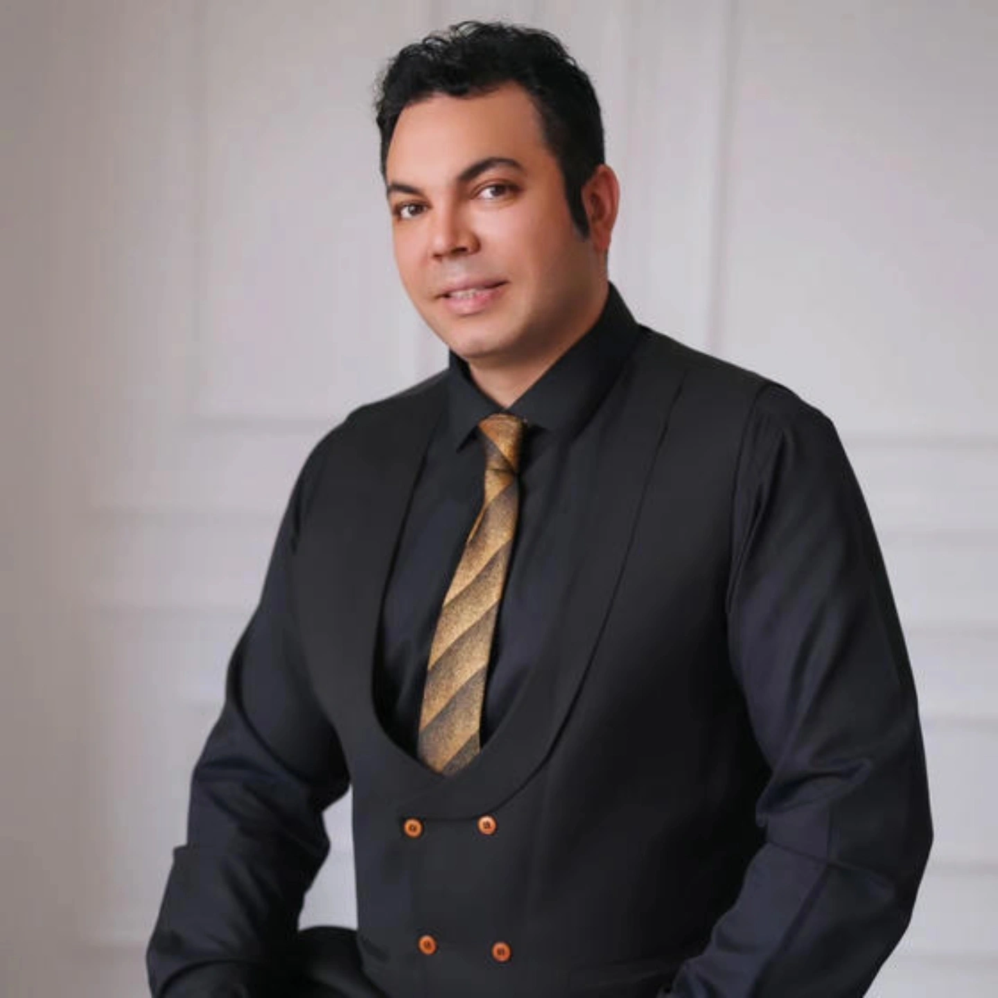 مشاور املاک نجائی