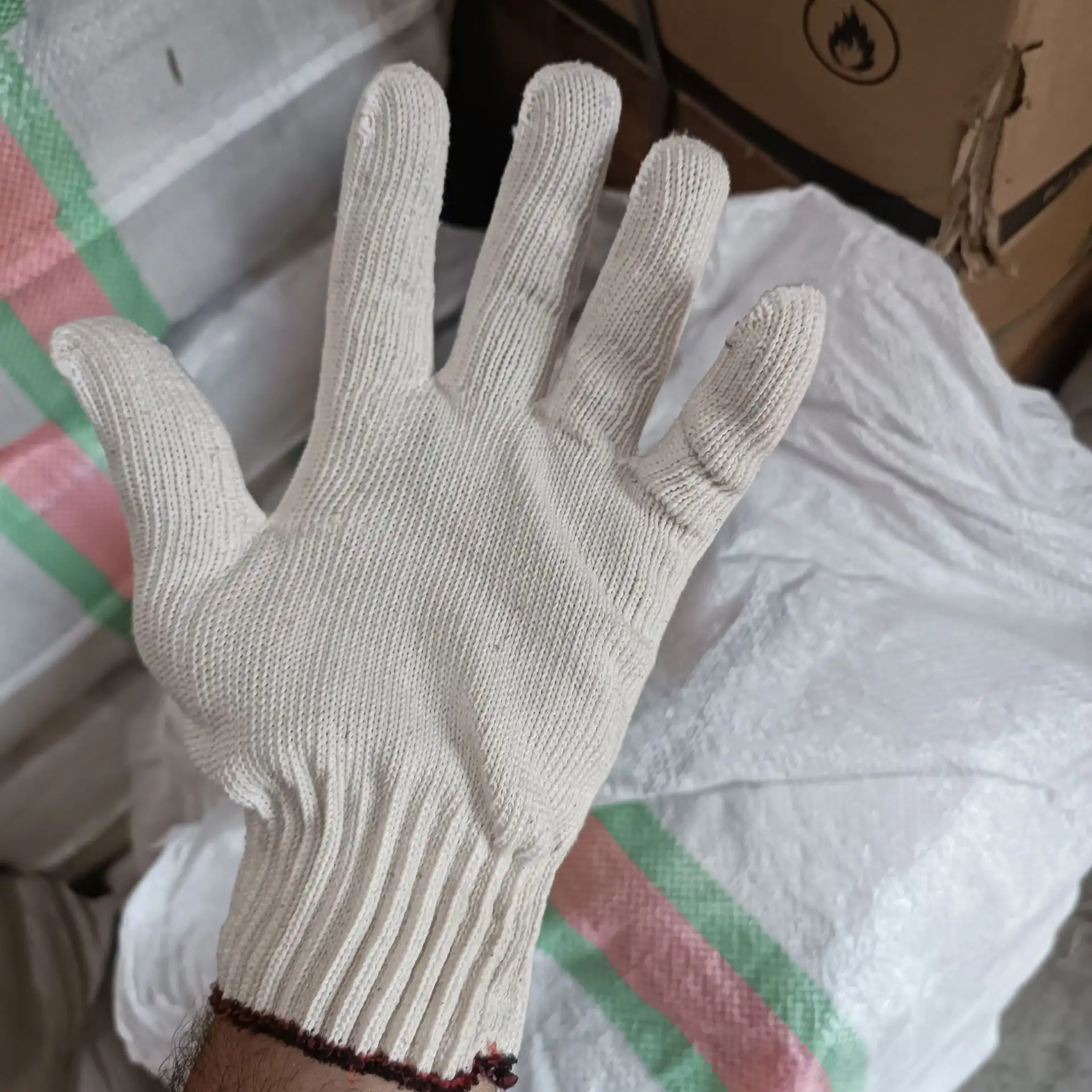 تولیدی دستکش کار بافتنی ۵۰گرم و۷۰گرم