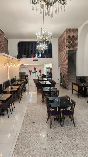 کافه رستوران رز فمیلی