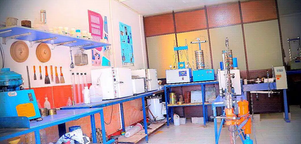 آزمایشگاه مکانیک خاک و بتن